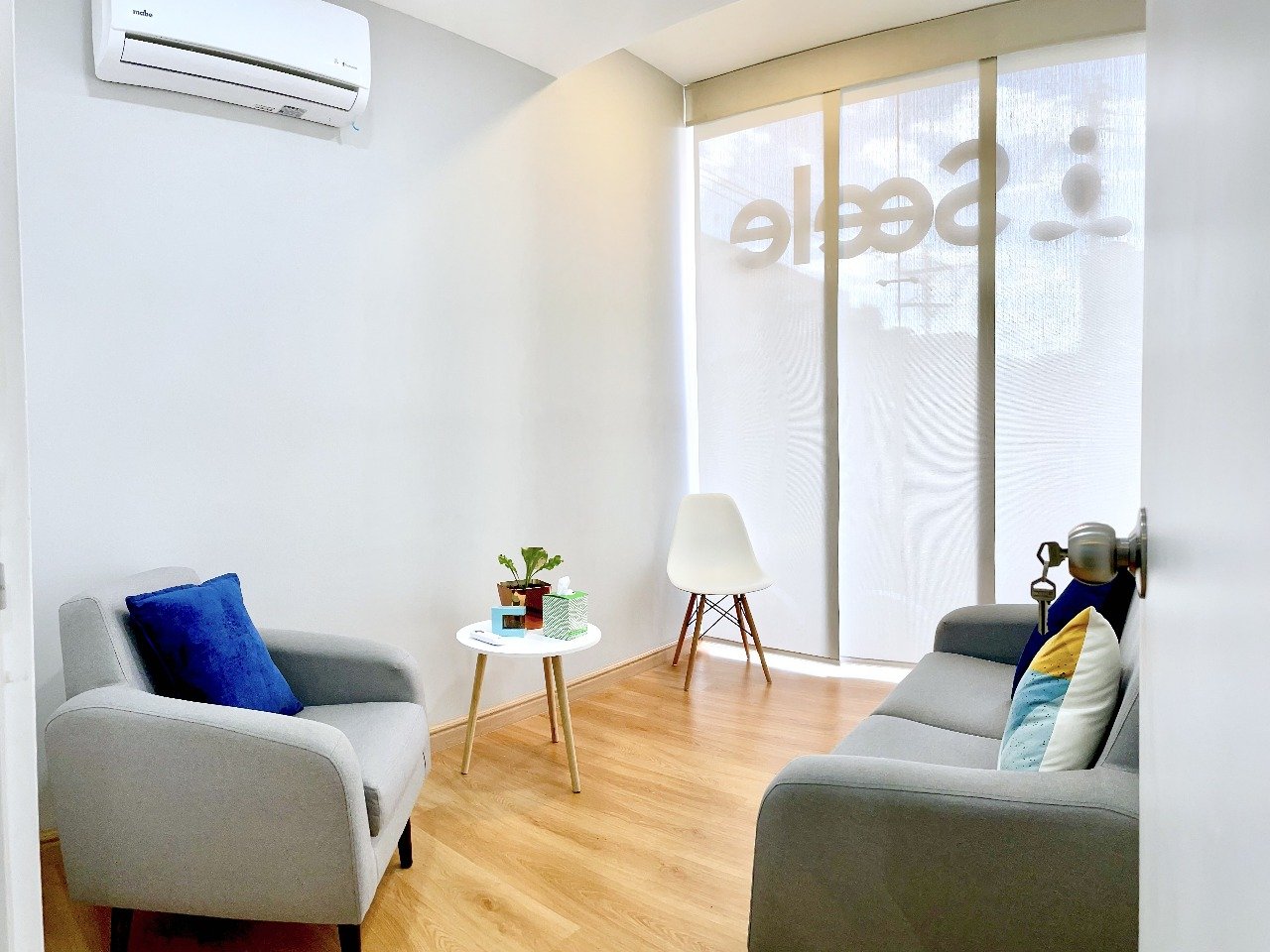 Sala terapéutica con dos sillones enfrentados para sesiones de conversación